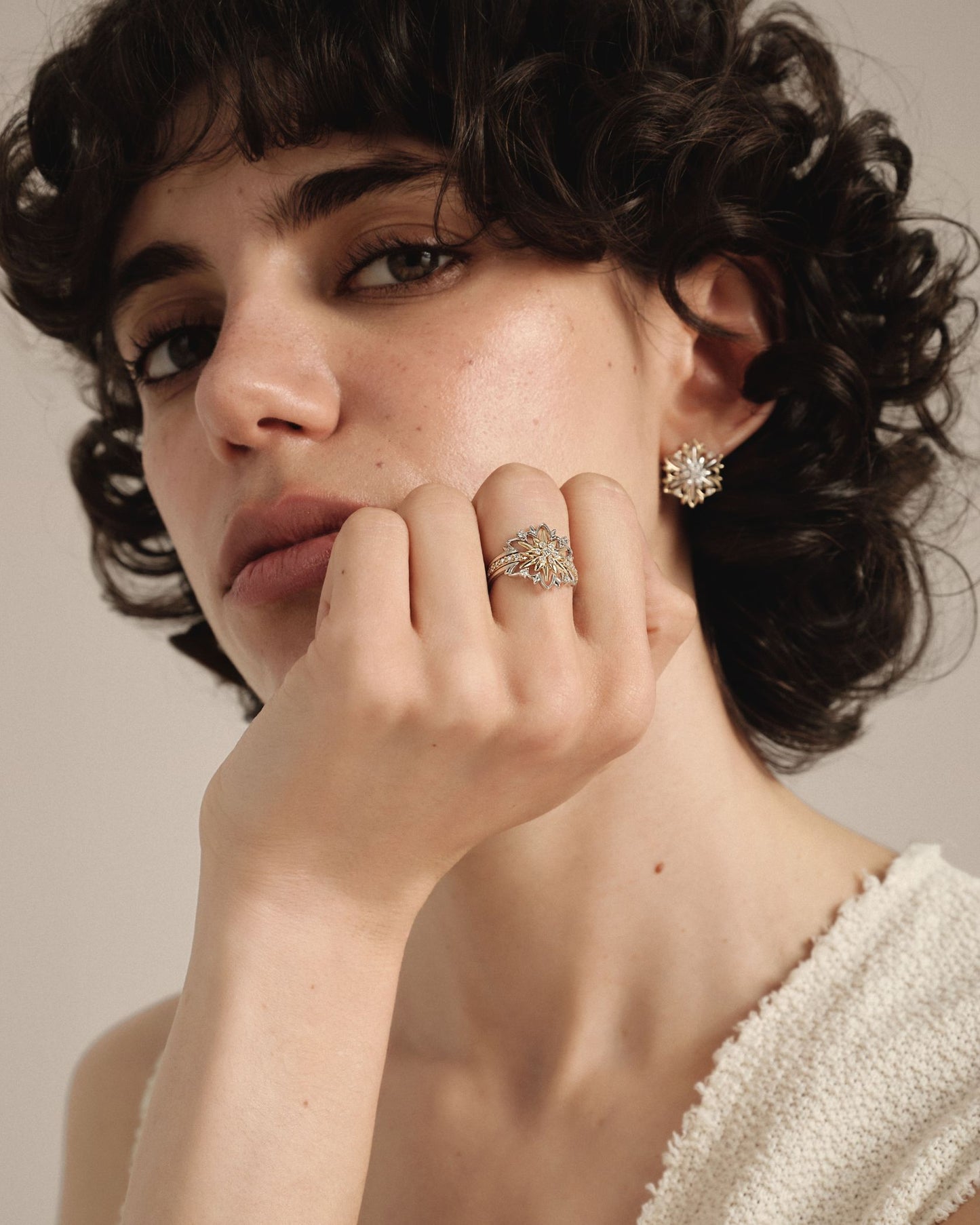 Золоті сережки Едельвейс з діамантами міні